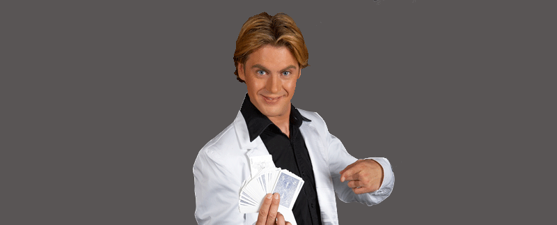 Goochelaar Martijn Martell verrast gasten met close-up magie en ballonfiguren