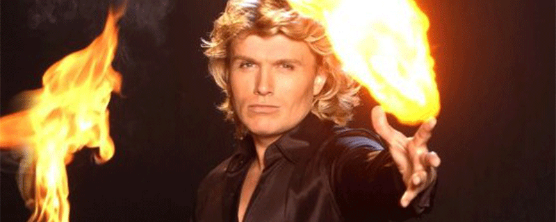 Illusionist Hans Klok voert een spectaculaire illusie uit met fakkel