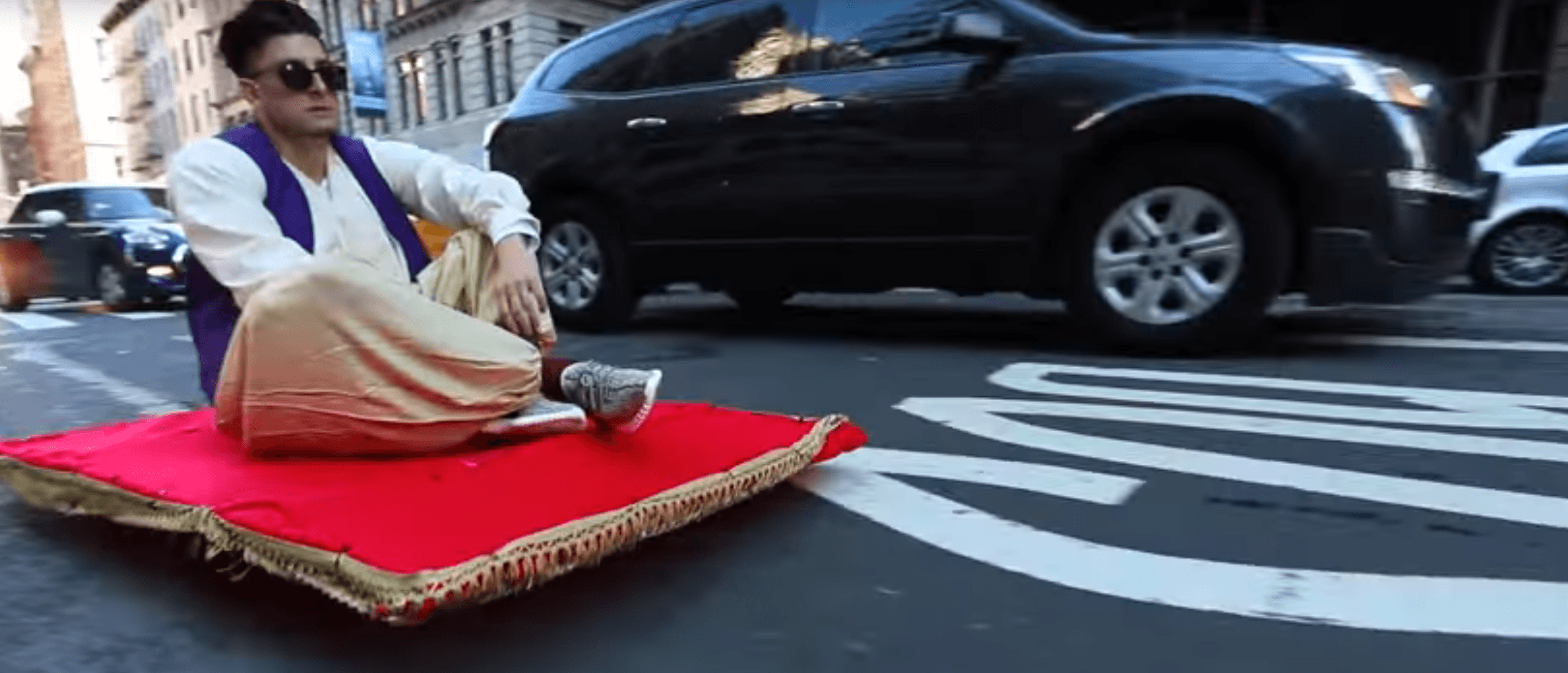 Aladdin vliegt door de straten van New York