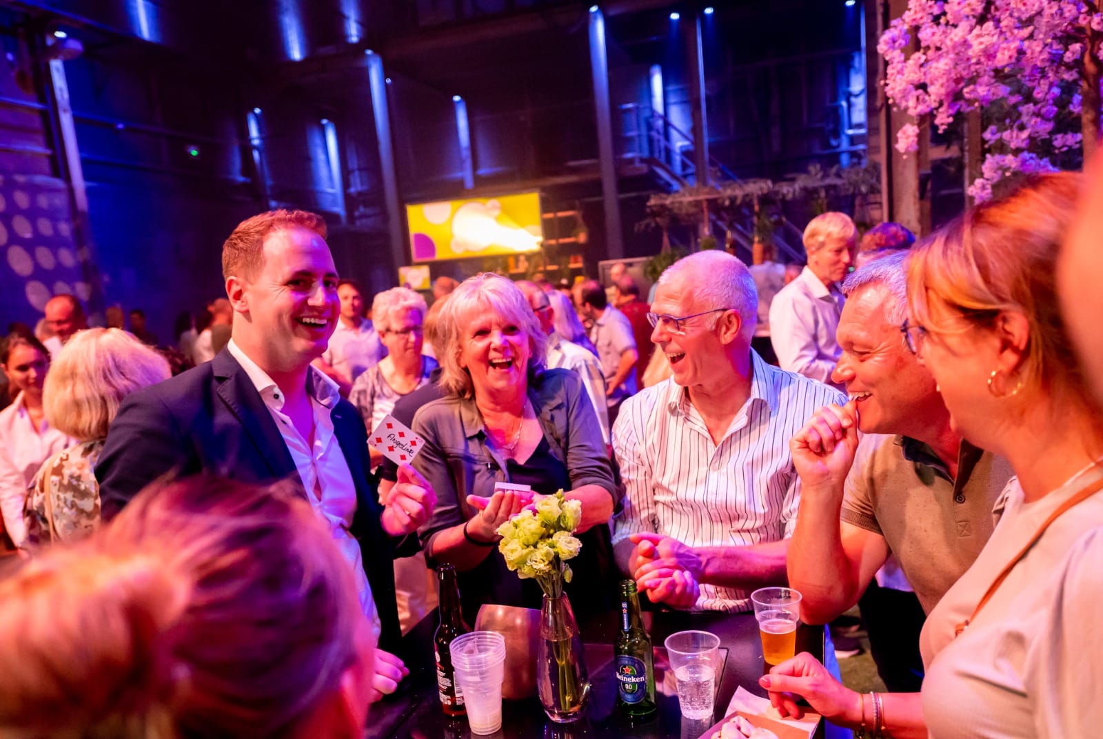 Goochelaar -Tafelgoochelaar in actie Goochelaar -Tafelgoochelaar