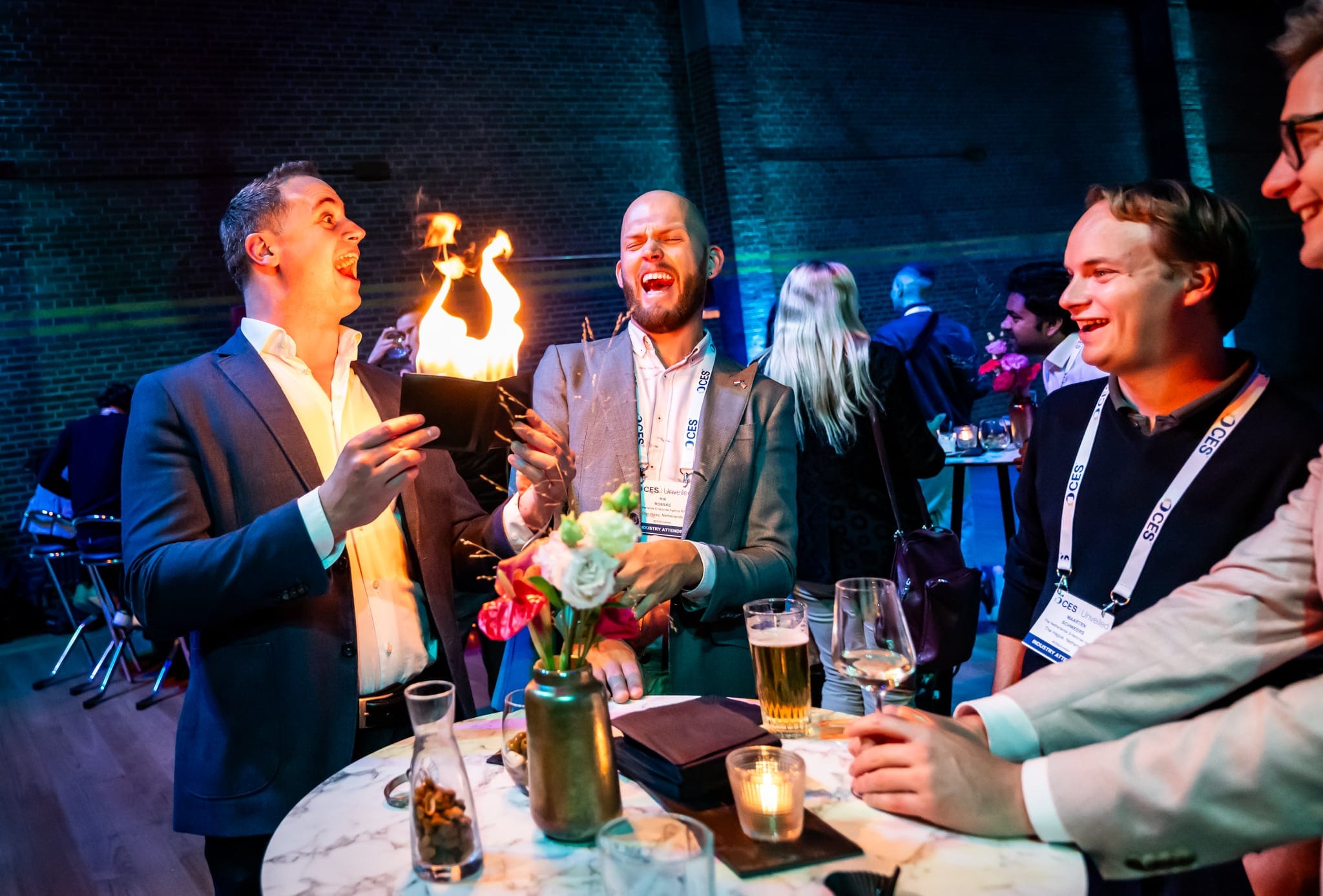 Goochelaar treedt op bij een zakelijk evenement in Leiden