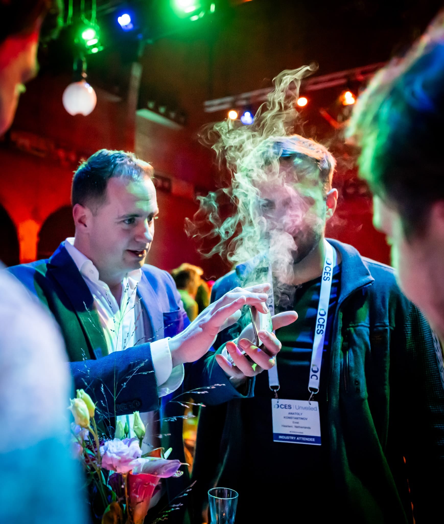 Goochelaar voert magische act uit tijdens evenement in Gouda