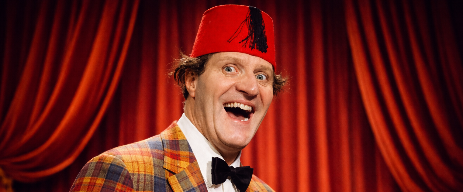 Tommy Cooper: 7 Onvergetelijke Magiemomenten van een Comedy-Legende