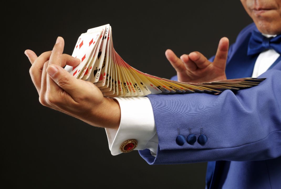 goochelaar die met kaarten speelt